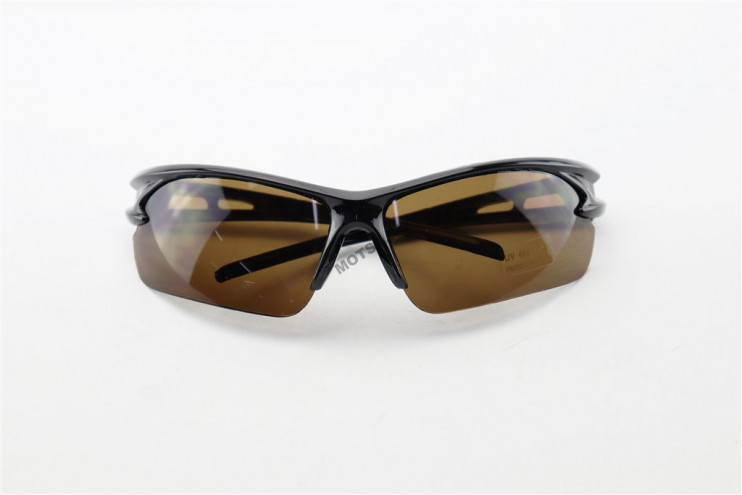 Очки солнцезащитные черная оправа коричневое стекло UV400