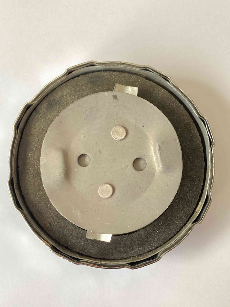 Крышка топливного бака R180-R195 (металл, под горловину с внутренней фиксацией)