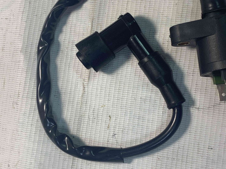 Катушка зажигания 90 градусов скутер малая 2 контакта