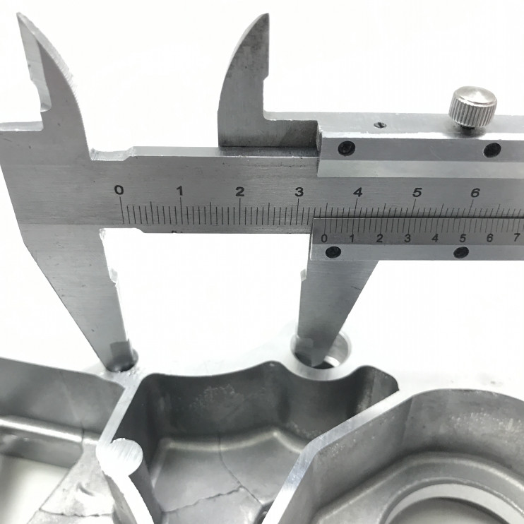 Картер правый Альфа под кпп с сепараторами 70-110cc серебро