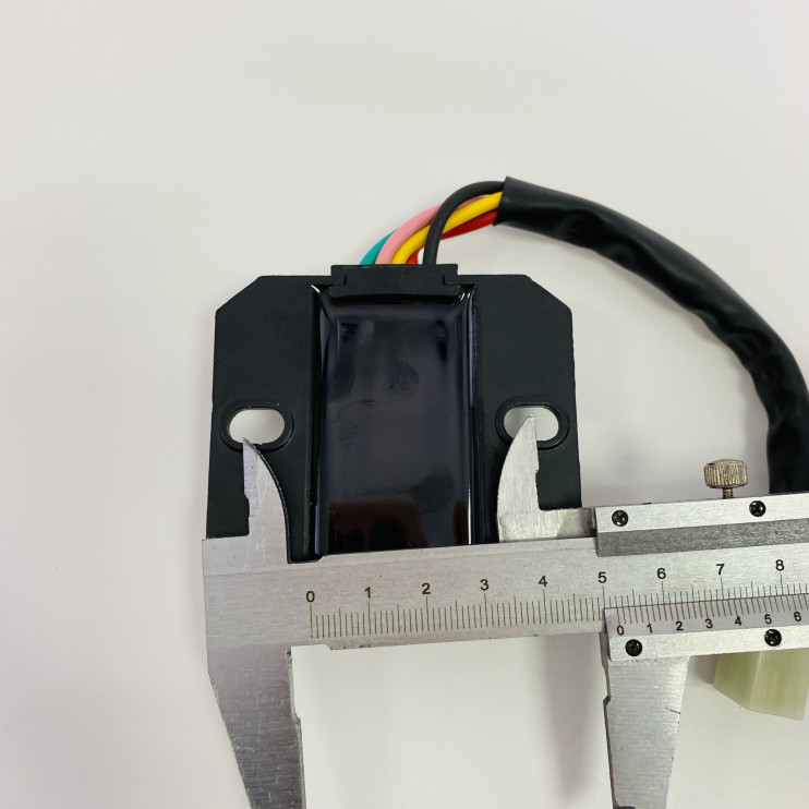 Стабилизатор (реле-регулятор) напряжения 5-ти проводной,1колодка (внутренняя)125/150сс (152QMI,157QMJ)