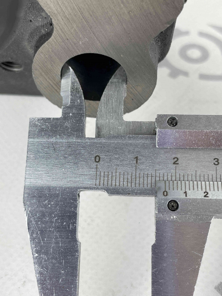 Головка блока цилиндра в сборе с клапанами двигателя R195