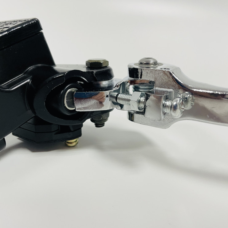 Рычаг тормоза правый (с главным цилиндром гидравлики) (складной) TTR 125