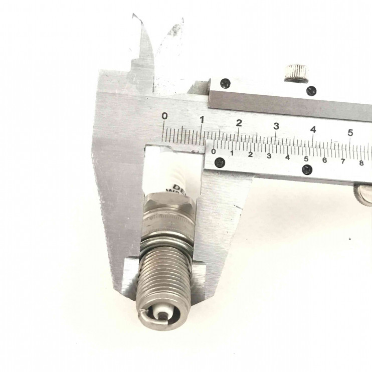 Свеча DENSO W24ESR-U (4033) оригинал Япония (аналог NGK B8ES) (снегоходы Yamaha.Honda.Kawasaki)