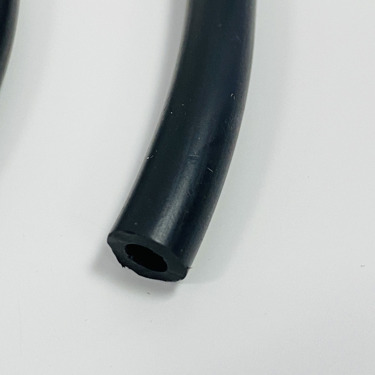 Бензошланг скутер, мопед резиновый черный d=9 (5) mm (1м)