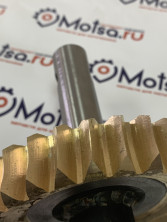 Вал Тарпан нижний с шестерней (бронза) редуктора №3 (32 зубов)