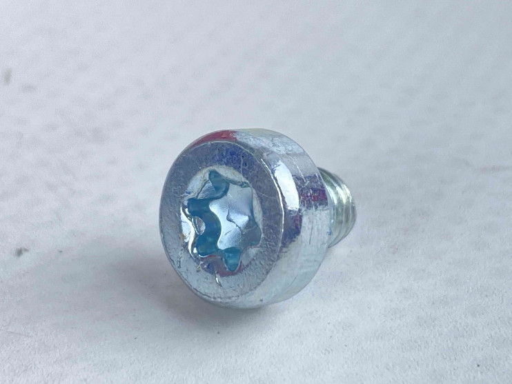 Винт М5 х 6 крышки глушителя Stihl 361