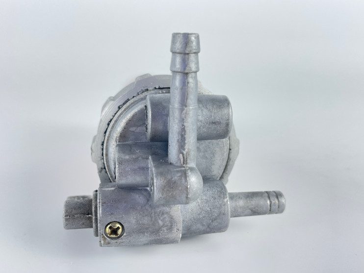 Кран топливный с пластиковым стаканом (с креплением на картер, штуцеры сбоку) R180