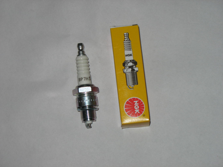 Свечa КТМ BP7HNS 1-контaктнaя (2Т скутер)