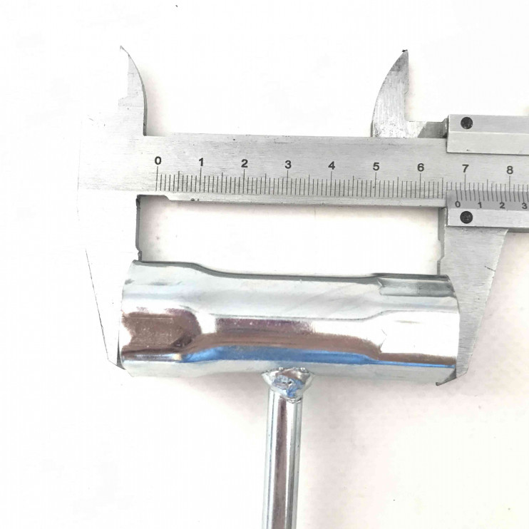 Ключ свечной с плоской отверткой 17х19 Champion C1203